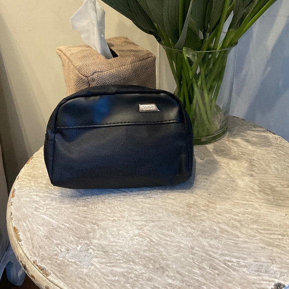 Tumi for Delta Black Travel Toiletry  Nylon  Small  Pouch - Picture 1 of 6